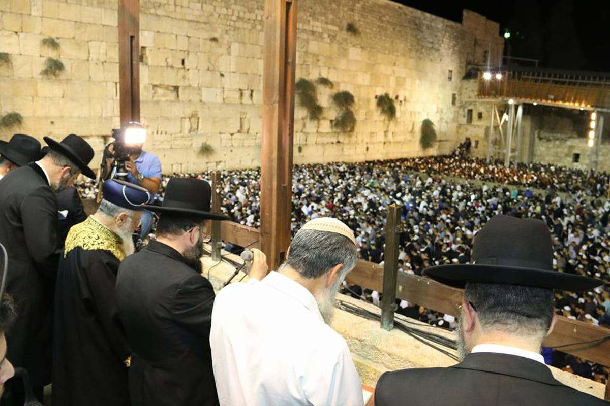 צפו: רבבות שואגים "אדון הסליחות" וי"ג מידות בכותל המערבי