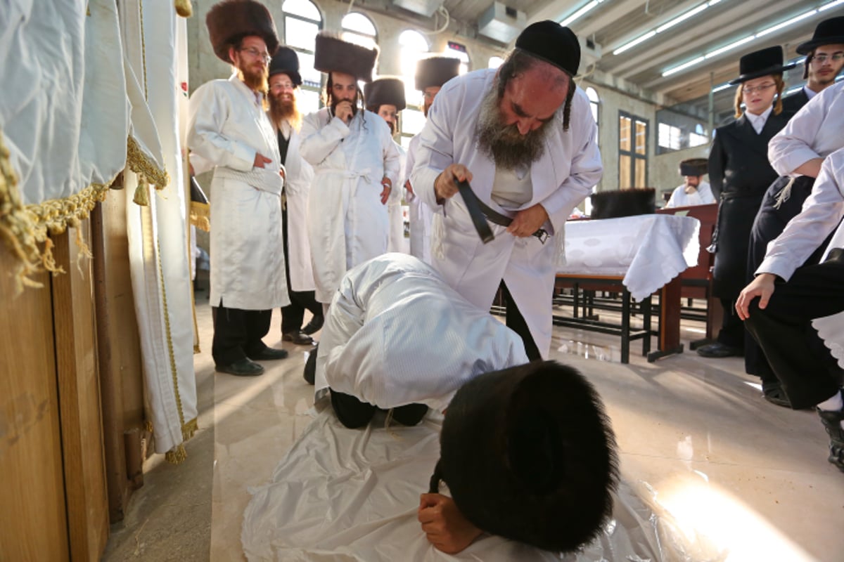 ערב יום כיפור בלעלוב: מלקות וטיש | צפו