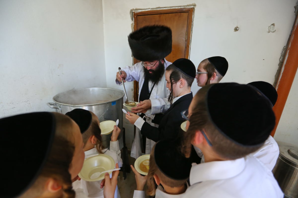 ערב יום כיפור בלעלוב: מלקות וטיש | צפו