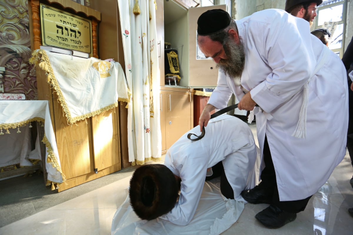 ערב יום כיפור בלעלוב: מלקות וטיש | צפו