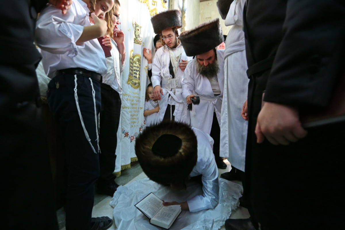 ערב יום כיפור בלעלוב: מלקות וטיש | צפו