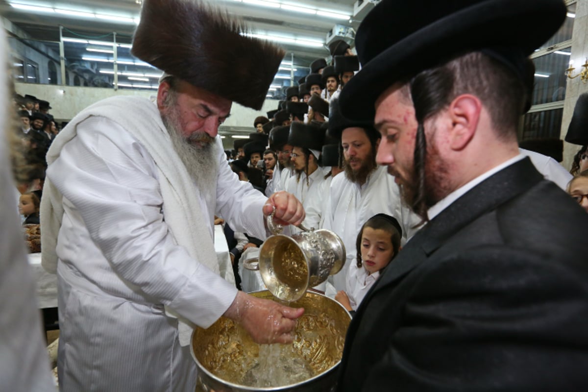 ערב יום כיפור בלעלוב: מלקות וטיש | צפו