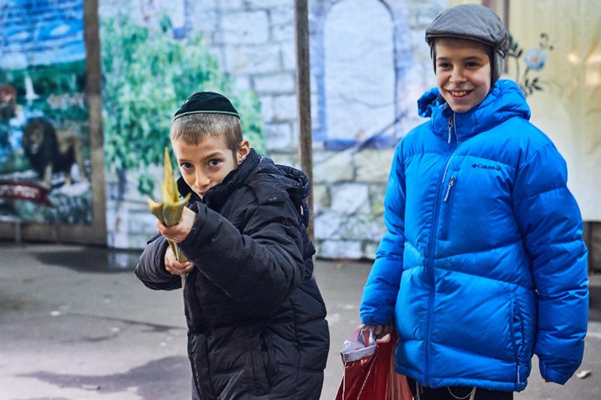 סוכות בסוכה הגדולה ביותר באירופה | תיעוד