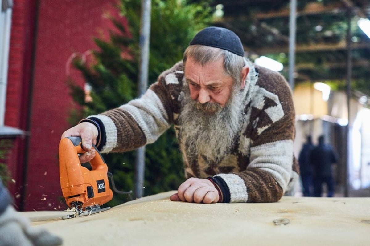 סוכות בסוכה הגדולה ביותר באירופה | תיעוד