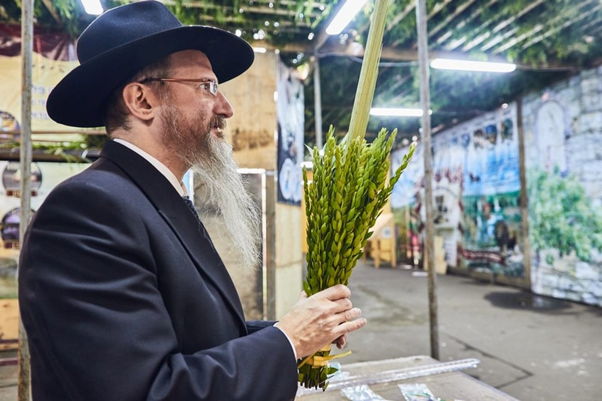 סוכות בסוכה הגדולה ביותר באירופה | תיעוד