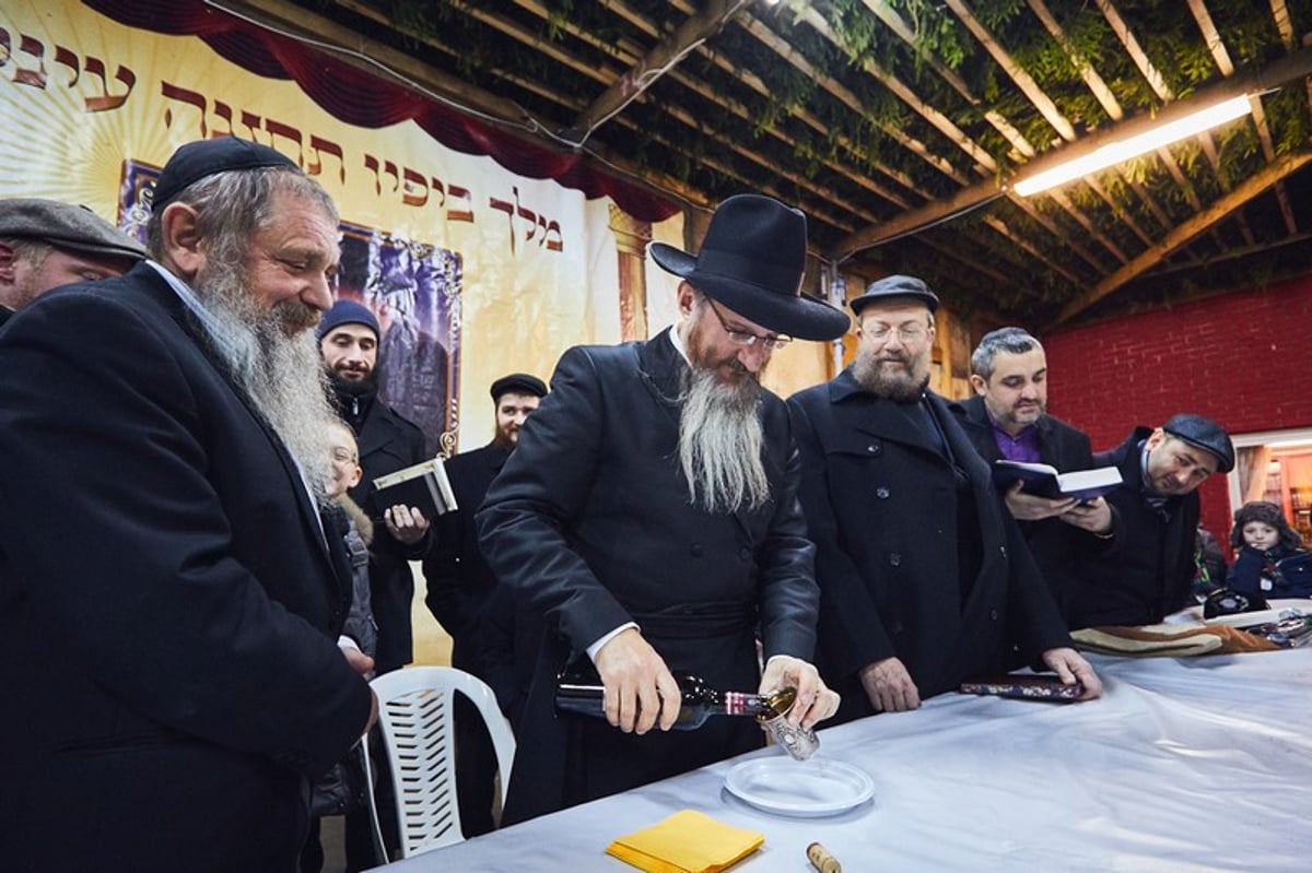 סוכות בסוכה הגדולה ביותר באירופה | תיעוד