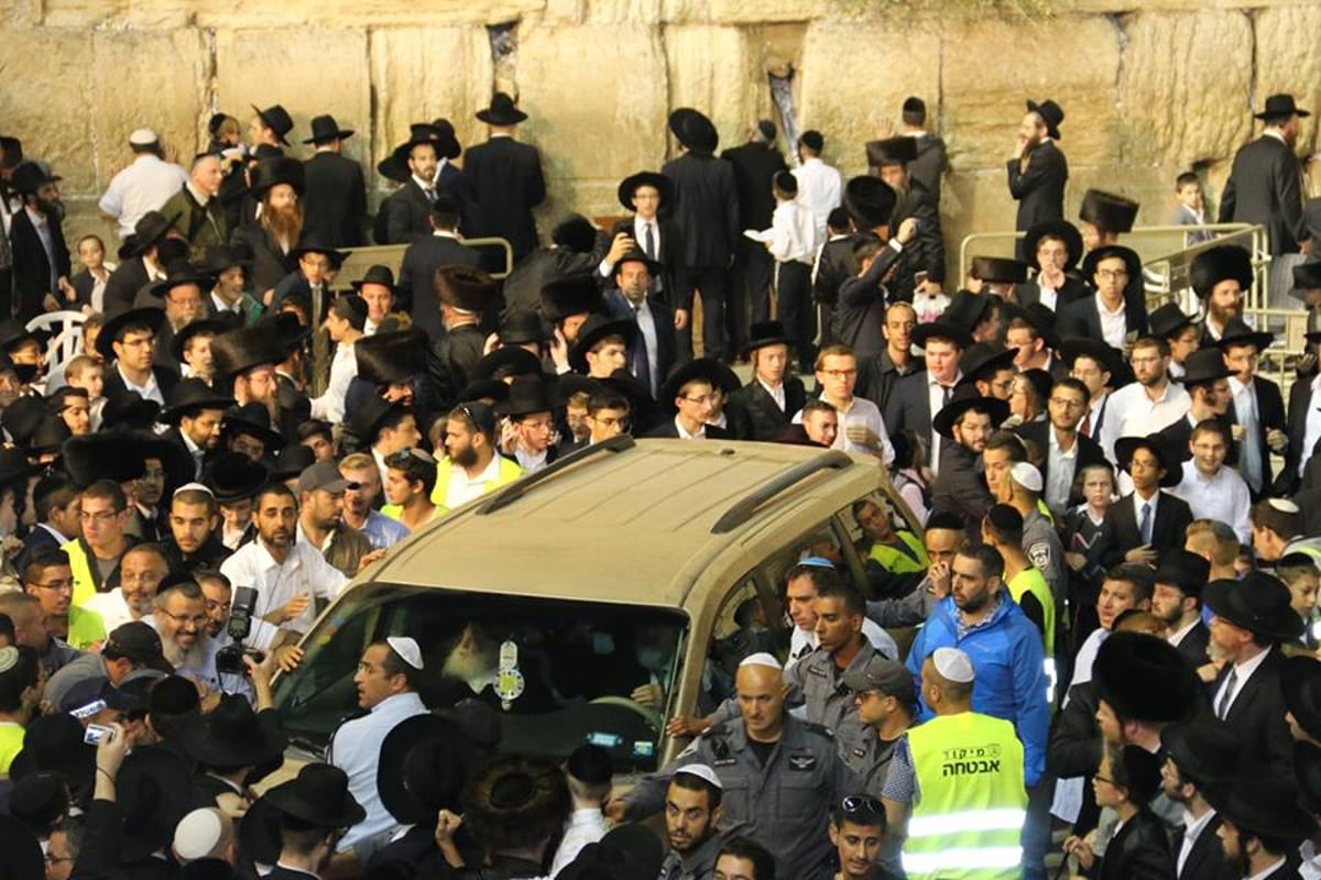 מרן שר התורה הגר"ח קנייבסקי בתפילה בכותל | צפו בווידאו