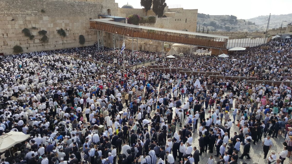 תיעוד ראשון: אלפים ב"ברכת כהנים" בכותל המערבי