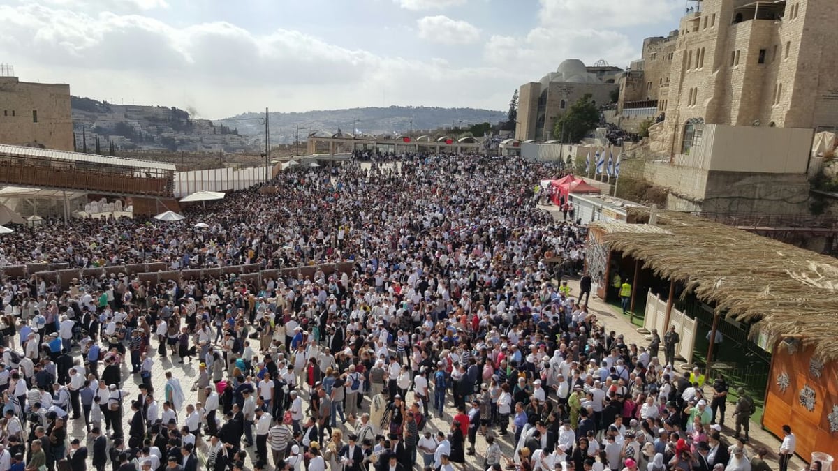 תיעוד ראשון: אלפים ב"ברכת כהנים" בכותל המערבי