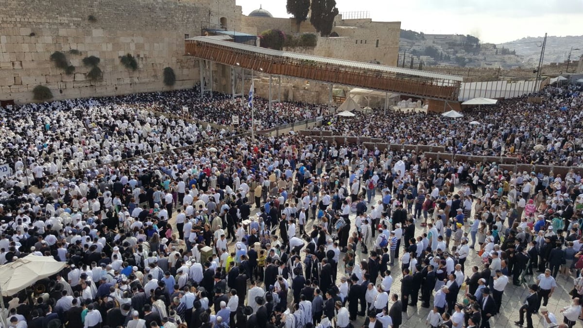 תיעוד ראשון: אלפים ב"ברכת כהנים" בכותל המערבי