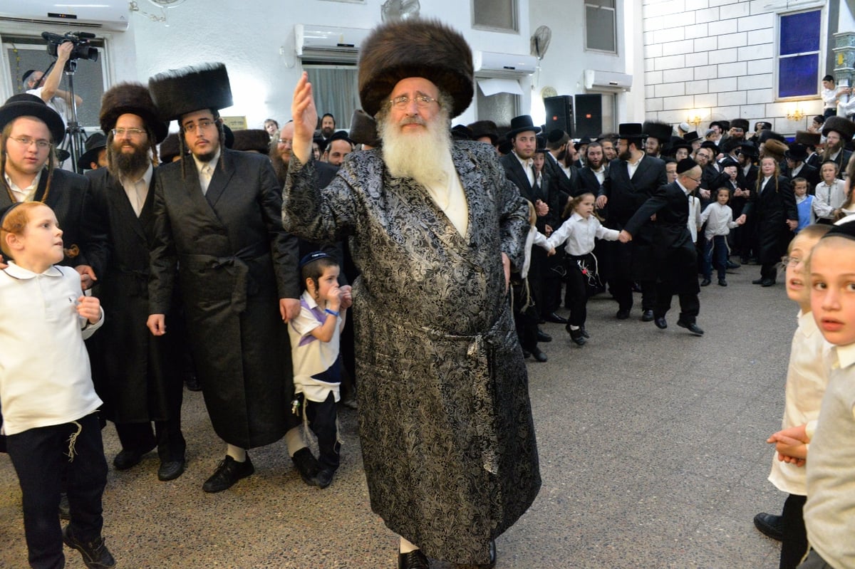 הרבי מספינקא רקד עם שני לפידים בידיו | תיעוד