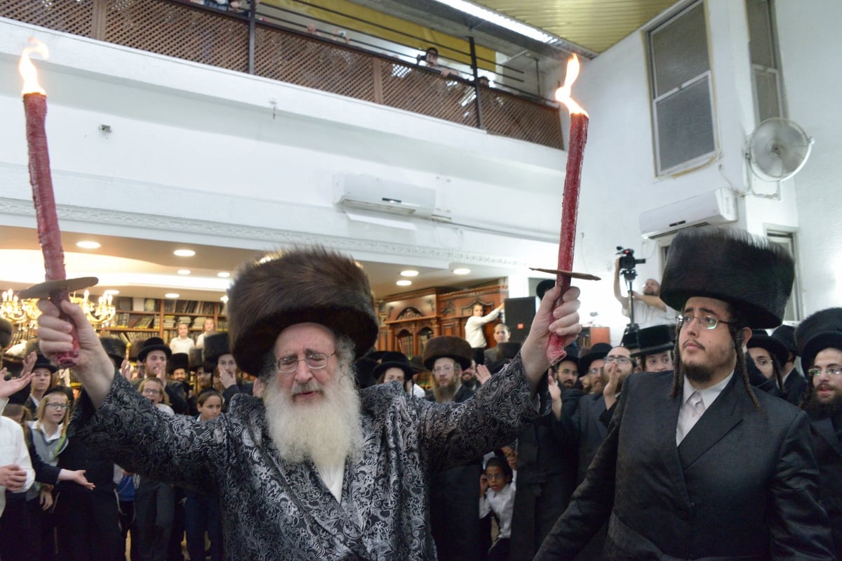 הרבי מספינקא רקד עם שני לפידים בידיו | תיעוד