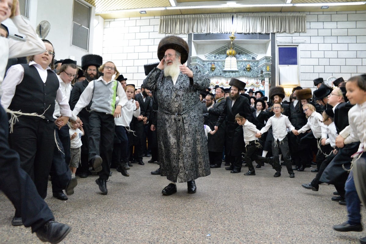 הרבי מספינקא רקד עם שני לפידים בידיו | תיעוד