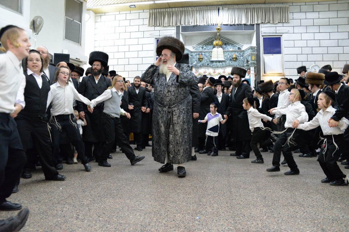 הרבי מספינקא רקד עם שני לפידים בידיו | תיעוד