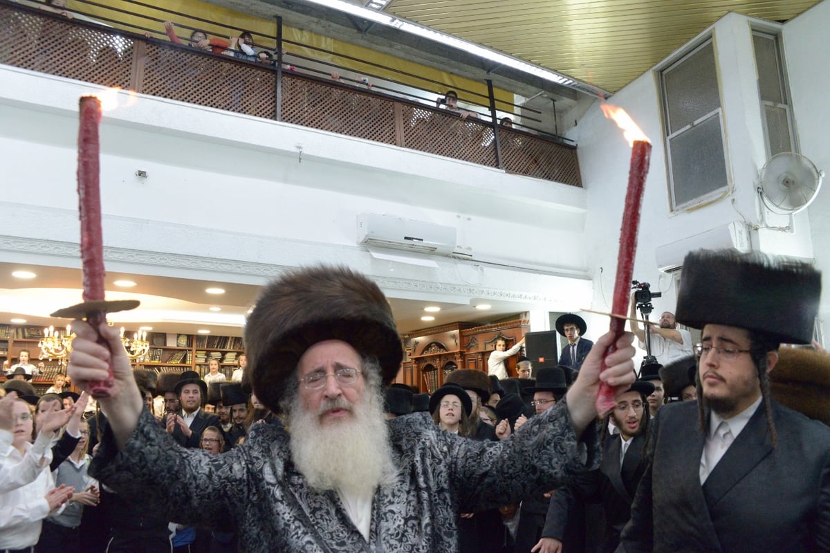 הרבי מספינקא רקד עם שני לפידים בידיו | תיעוד