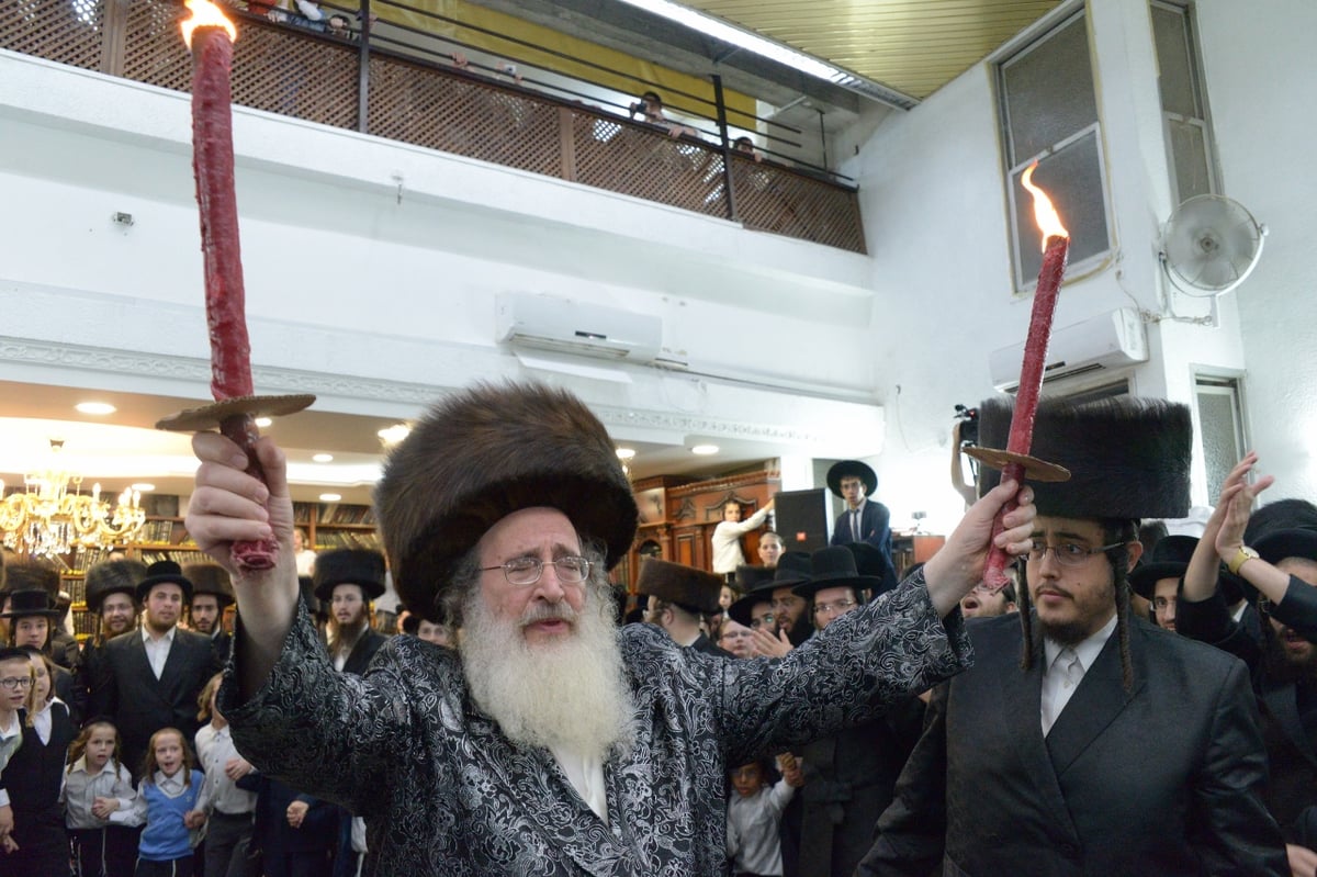 הרבי מספינקא רקד עם שני לפידים בידיו | תיעוד