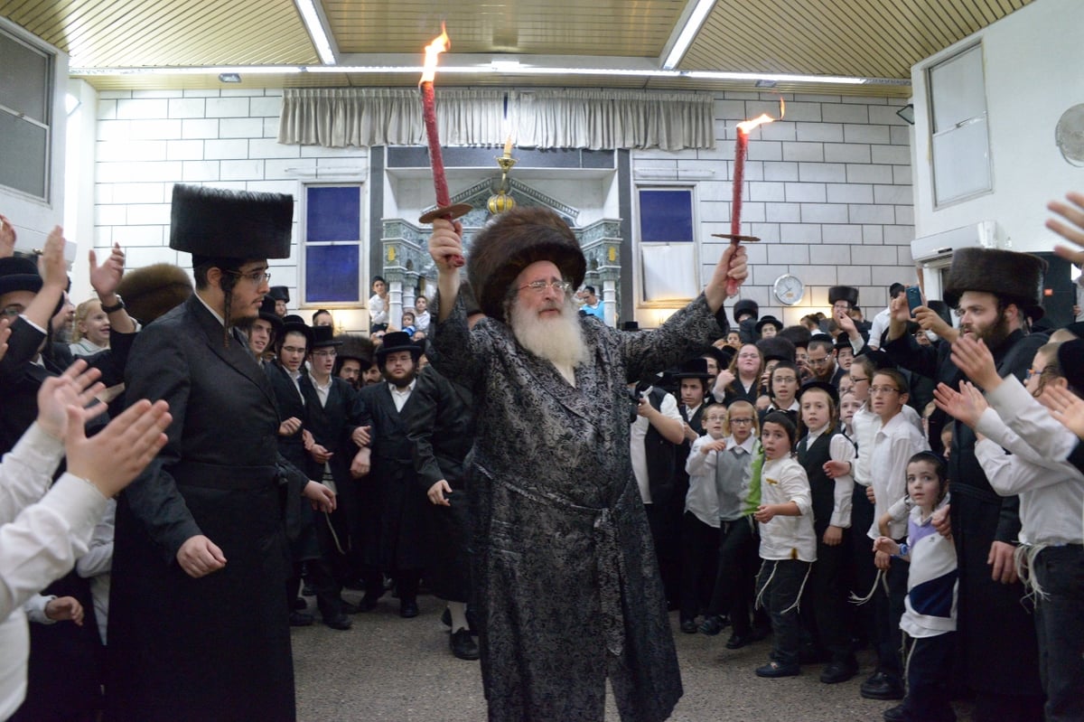 הרבי מספינקא רקד עם שני לפידים בידיו | תיעוד