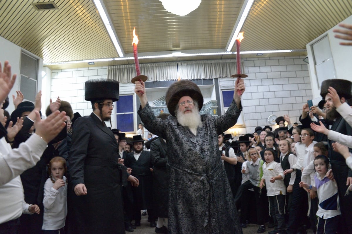 הרבי מספינקא רקד עם שני לפידים בידיו | תיעוד