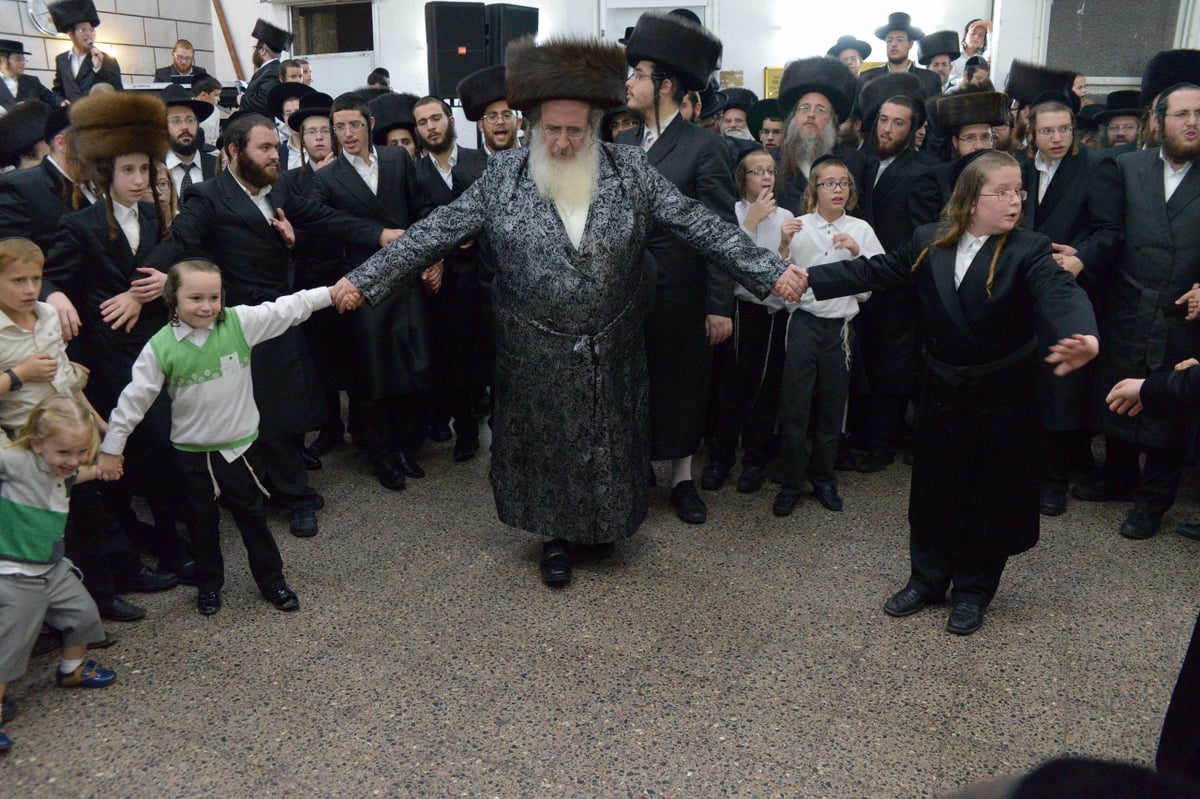 הרבי מספינקא רקד עם שני לפידים בידיו | תיעוד