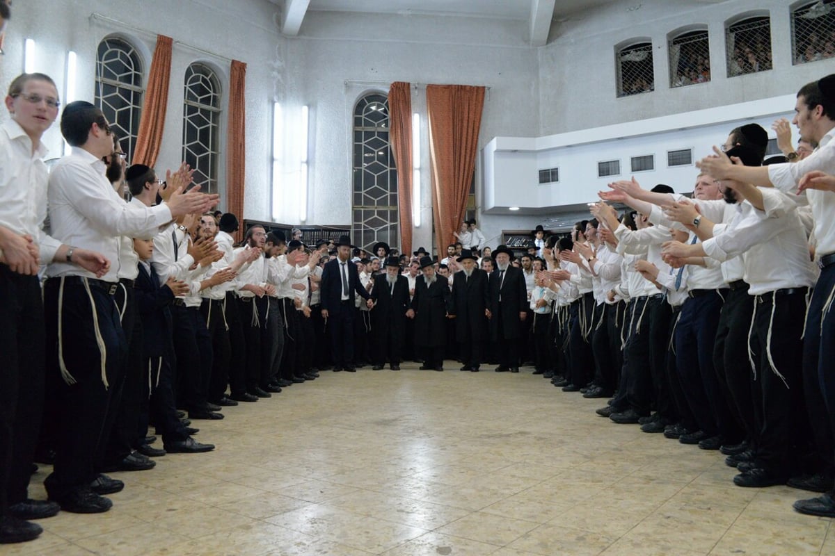 ראשי הישיבה רקדו ביחד לקול שירת התלמידים