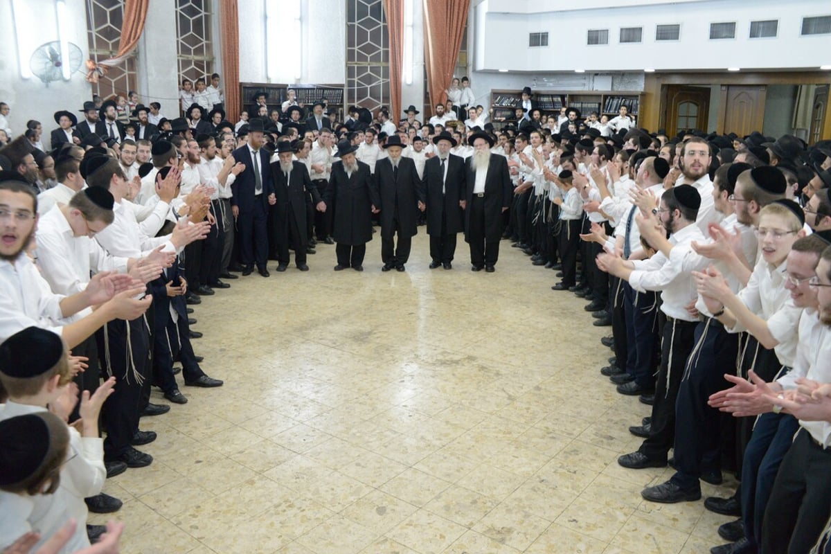 ראשי הישיבה רקדו ביחד לקול שירת התלמידים