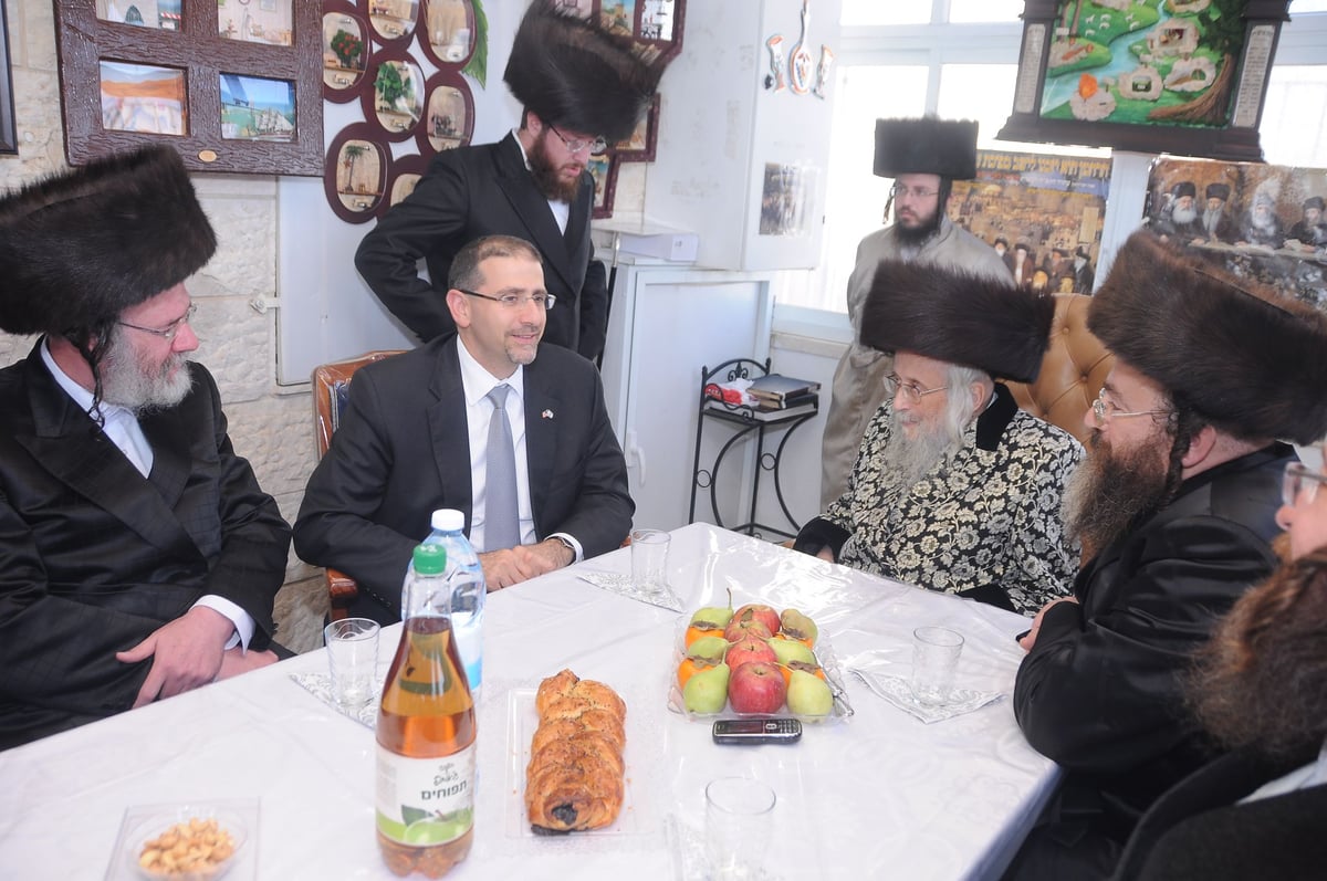 בסוכת גאב"ד העדה החרדית: שגריר ארה"ב בישראל