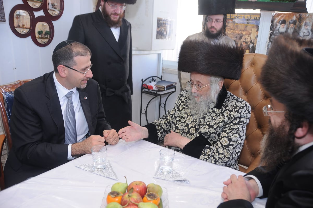 בסוכת גאב"ד העדה החרדית: שגריר ארה"ב בישראל