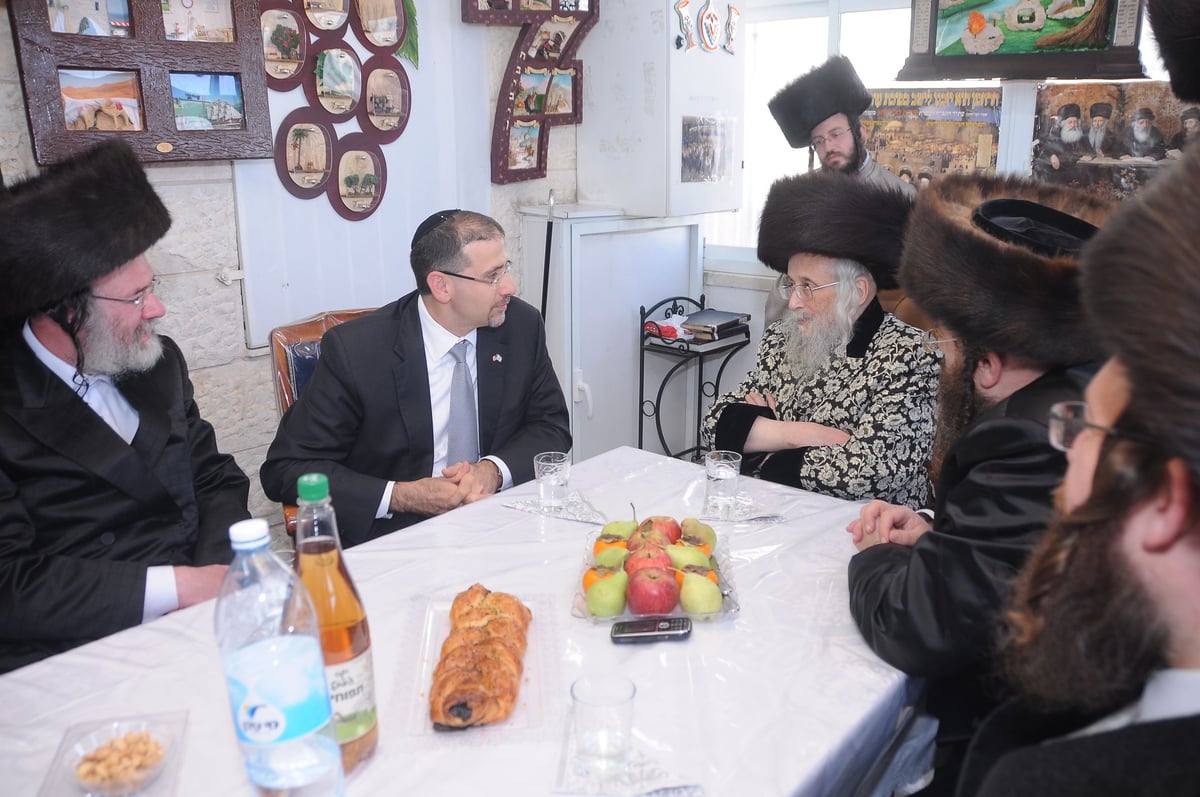 בסוכת גאב"ד העדה החרדית: שגריר ארה"ב בישראל