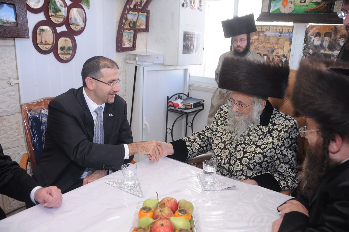 בסוכת גאב"ד העדה החרדית: שגריר ארה"ב בישראל