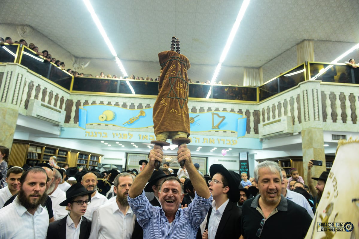 גלריה: הקפות שניות בכפר חב"ד