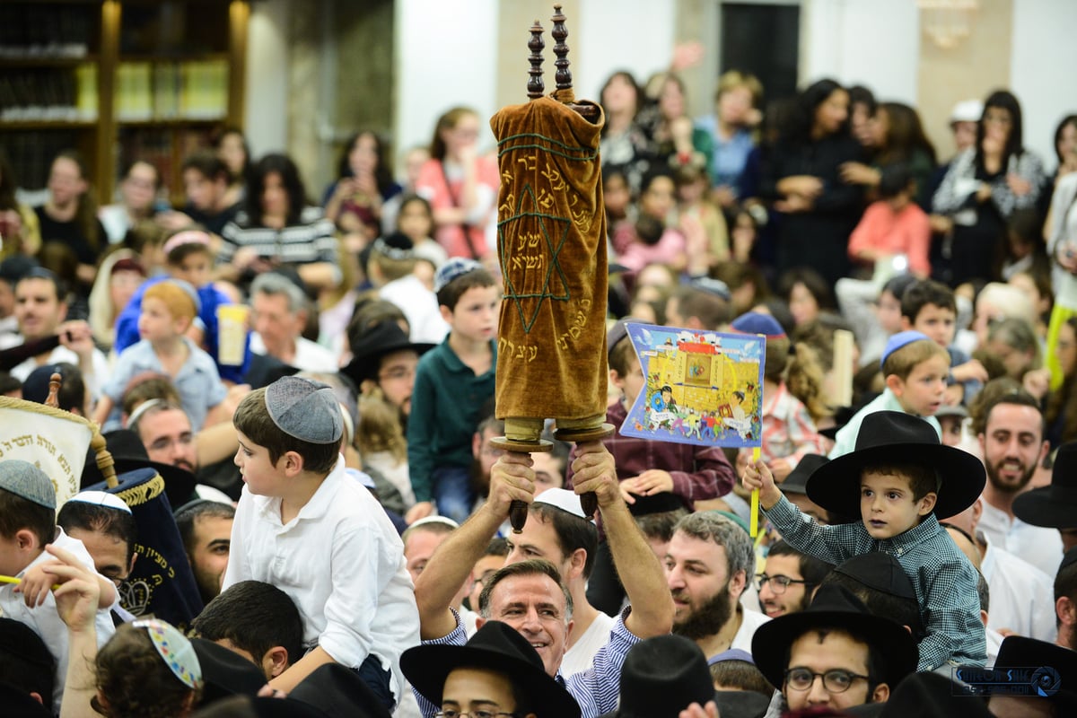 גלריה: הקפות שניות בכפר חב"ד