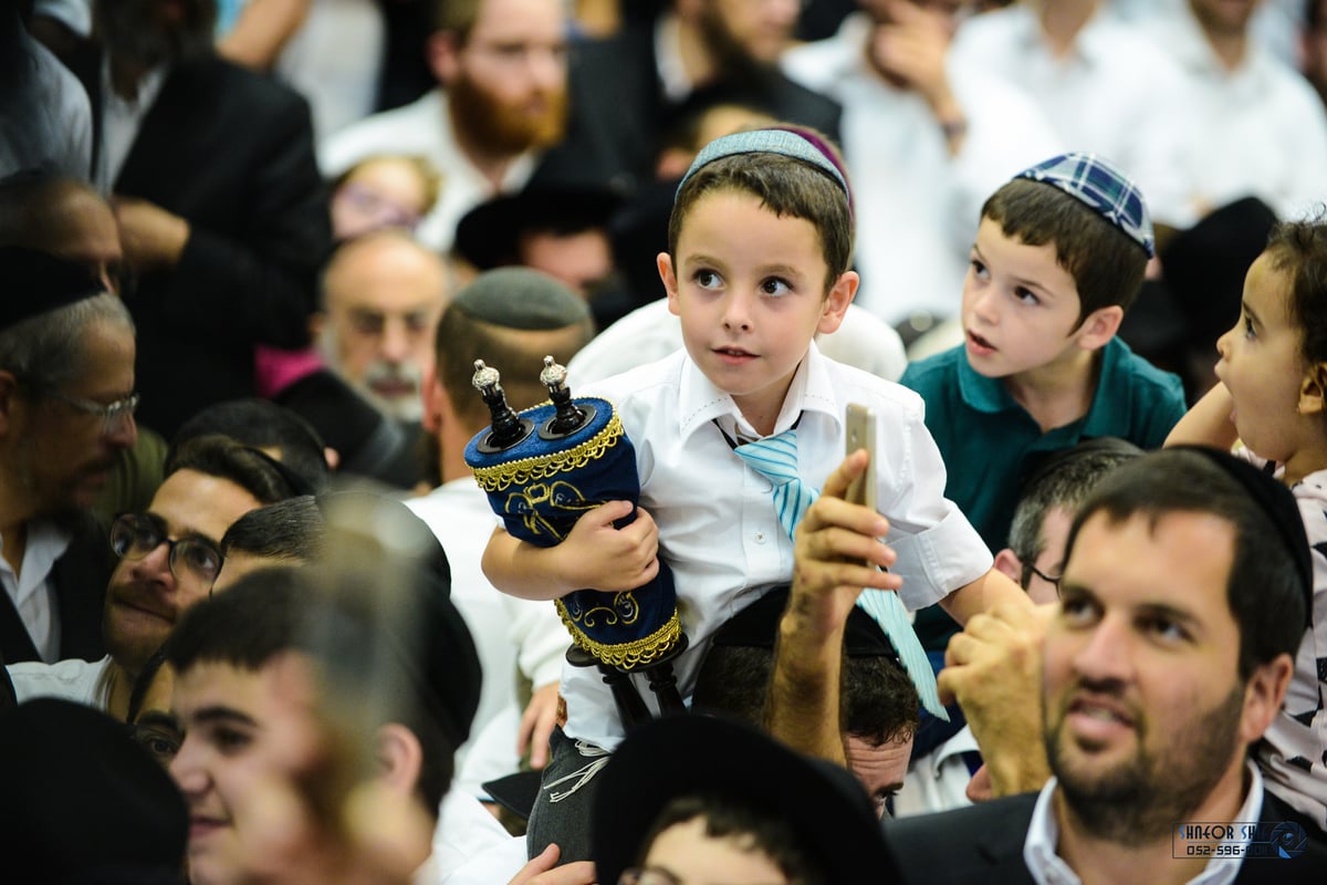 גלריה: הקפות שניות בכפר חב"ד