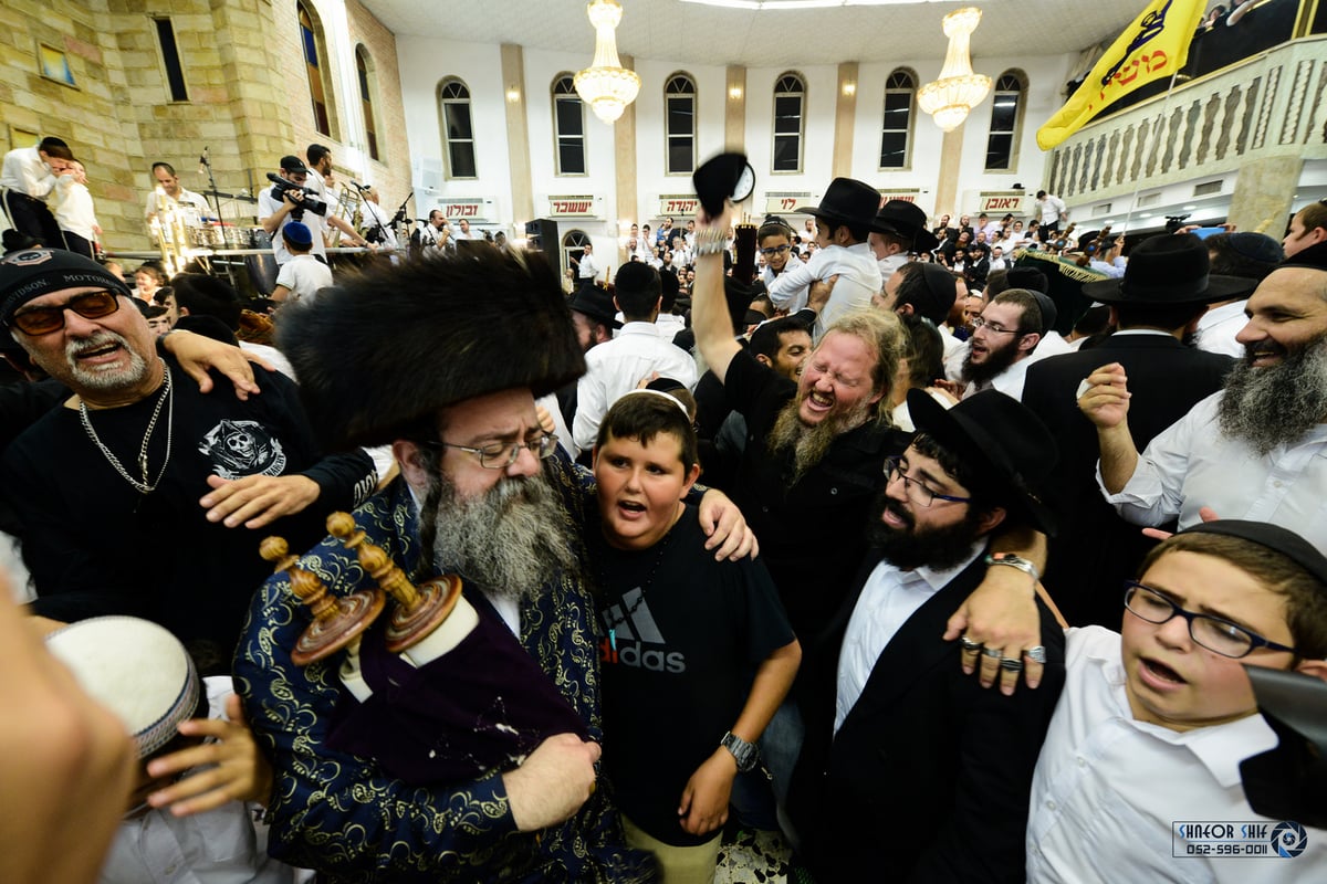 גלריה: הקפות שניות בכפר חב"ד