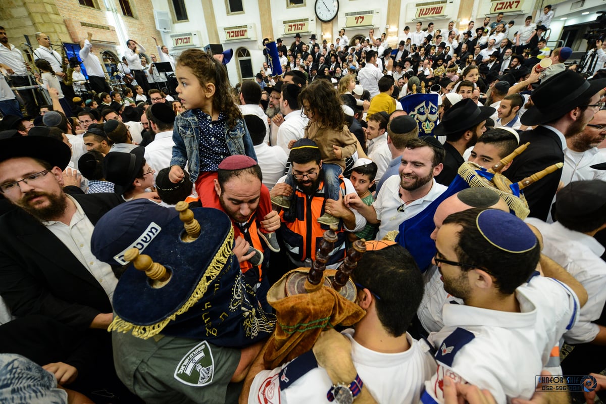 גלריה: הקפות שניות בכפר חב"ד