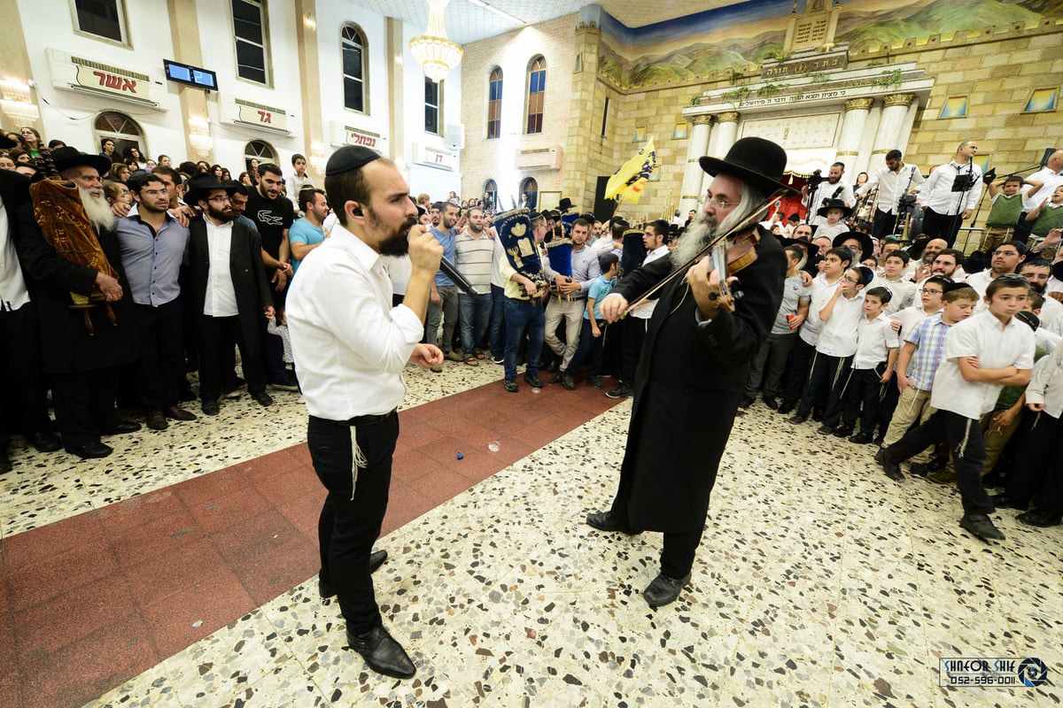 גלריה: הקפות שניות בכפר חב"ד