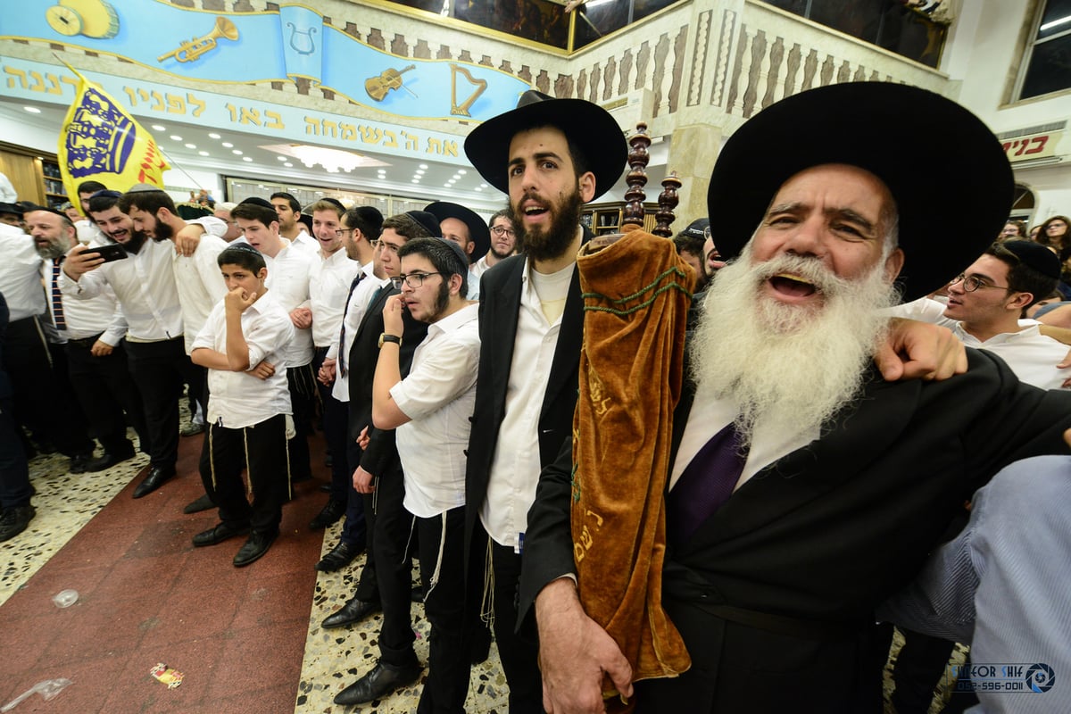 גלריה: הקפות שניות בכפר חב"ד