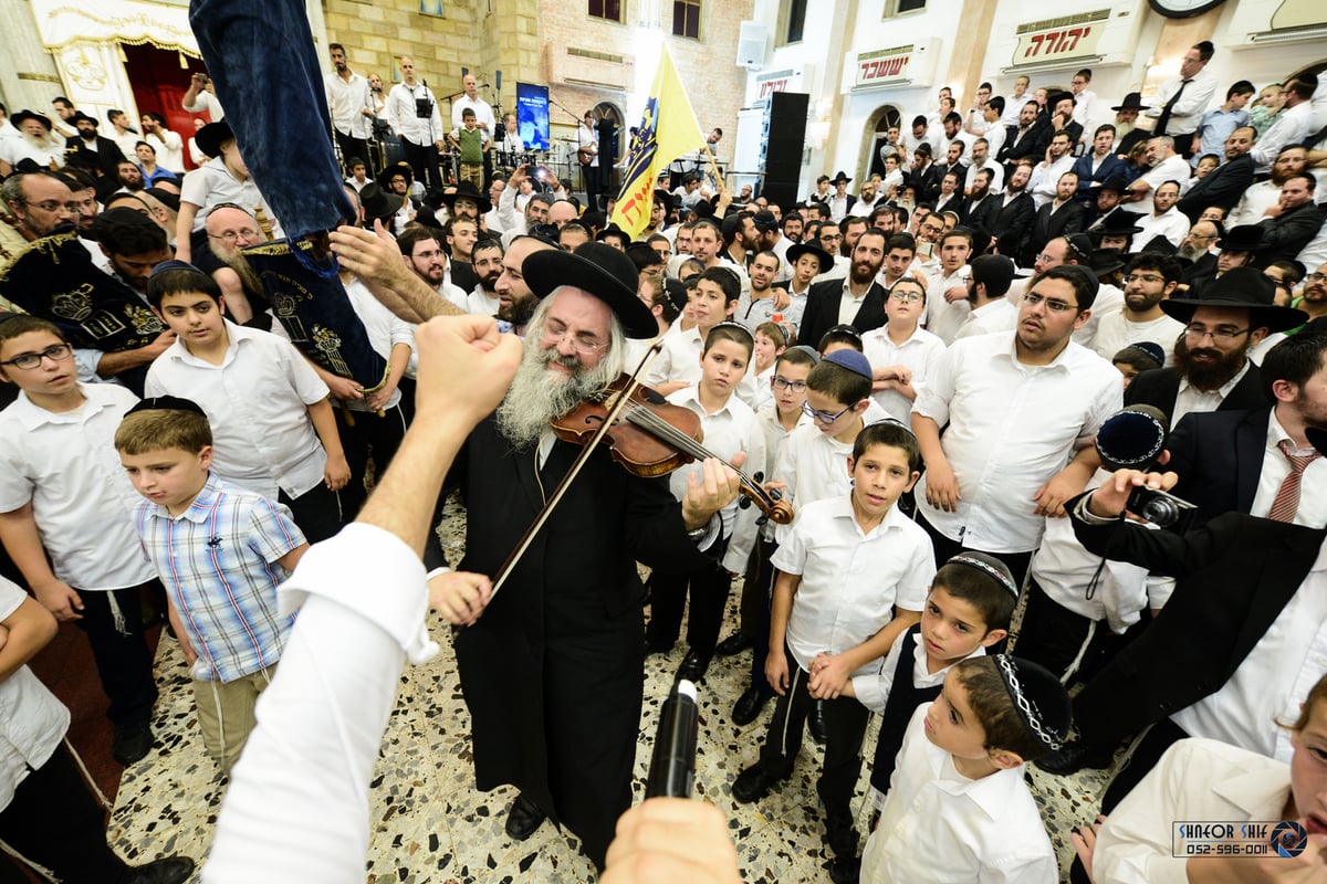 גלריה: הקפות שניות בכפר חב"ד