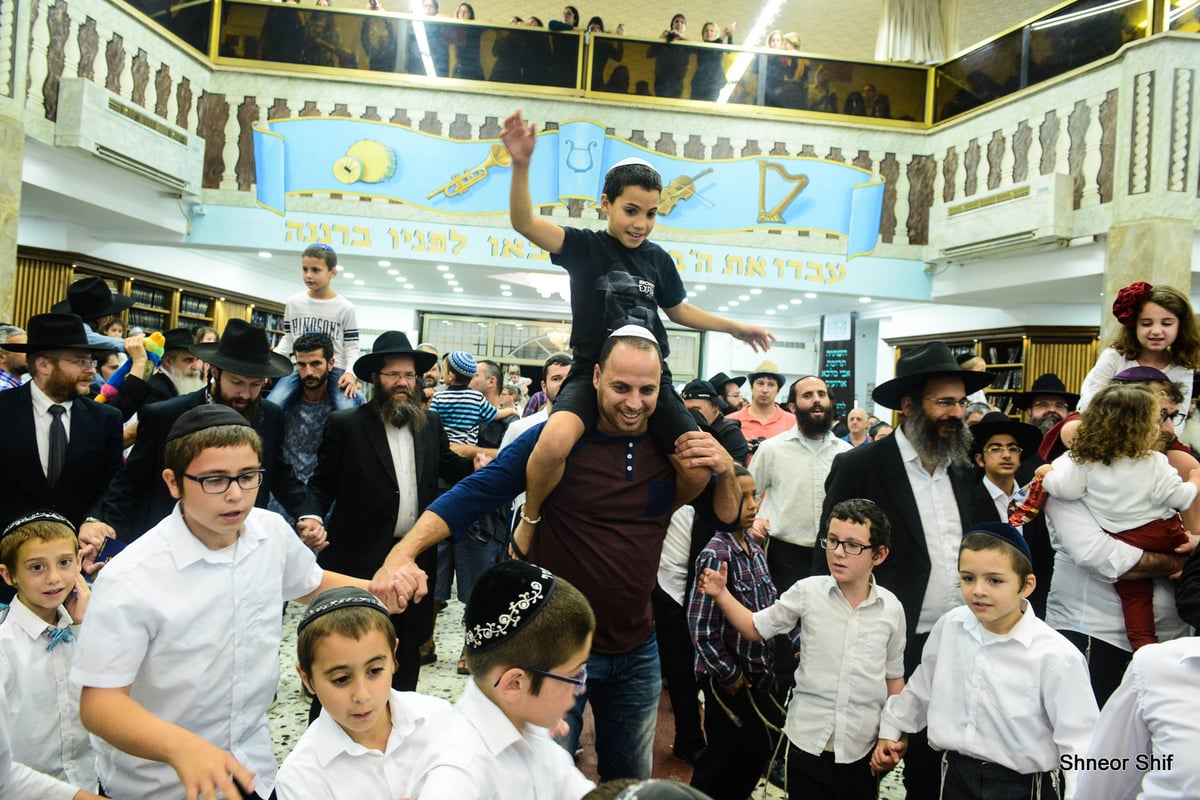 גלריה: הקפות שניות בכפר חב"ד