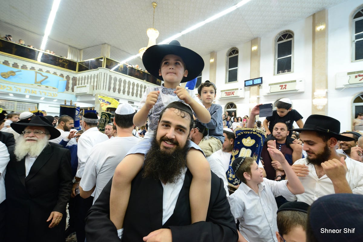 גלריה: הקפות שניות בכפר חב"ד