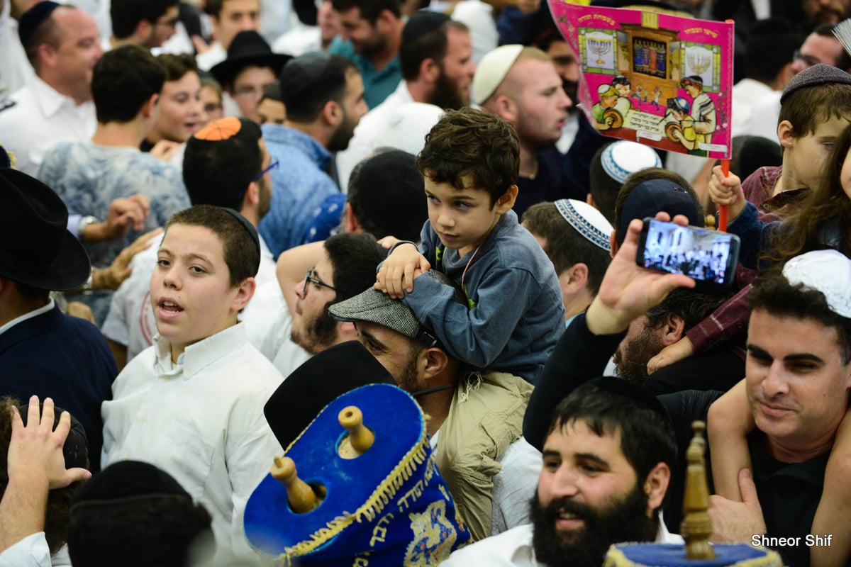 גלריה: הקפות שניות בכפר חב"ד