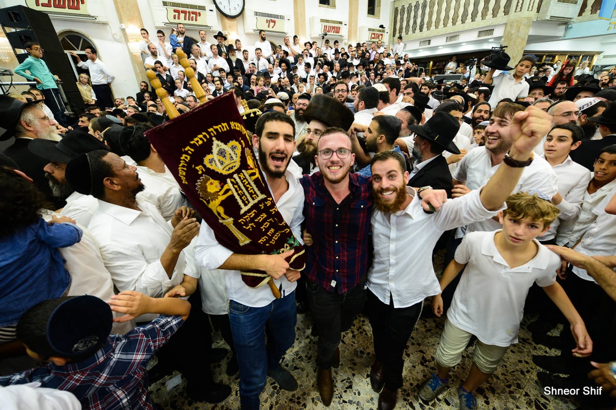 גלריה: הקפות שניות בכפר חב"ד