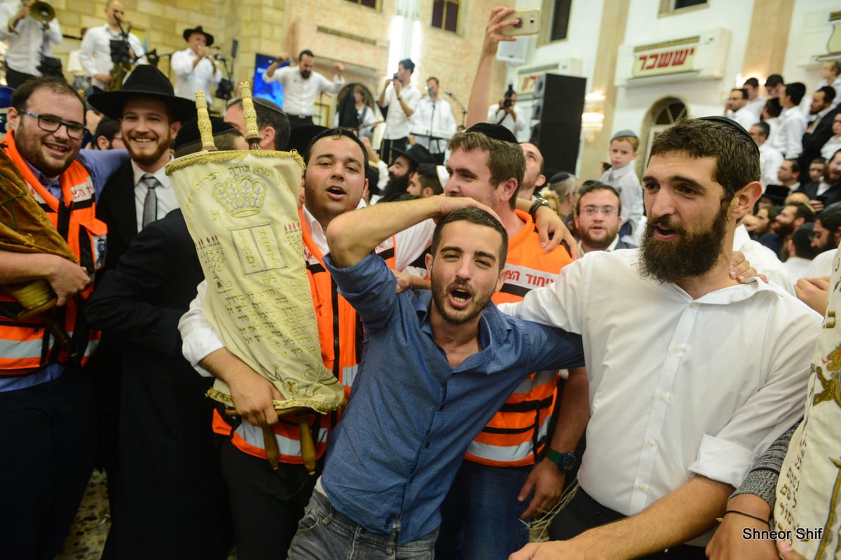 גלריה: הקפות שניות בכפר חב"ד