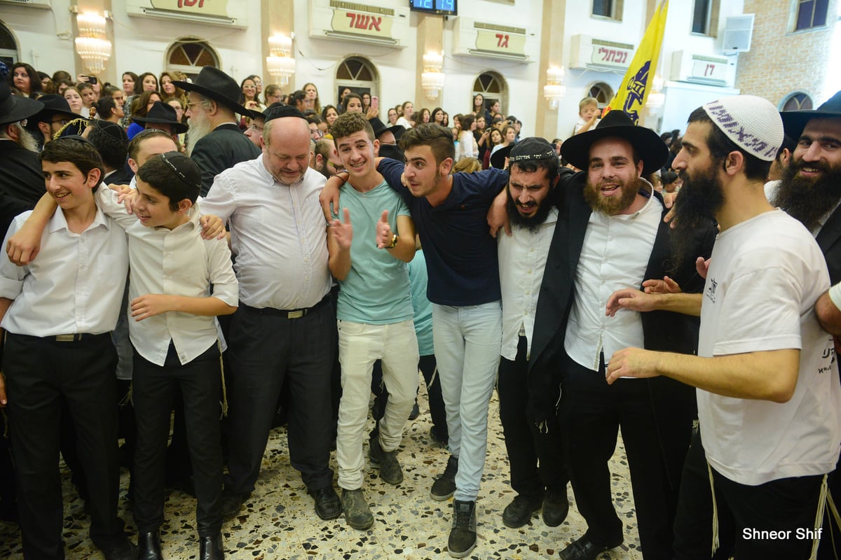 גלריה: הקפות שניות בכפר חב"ד