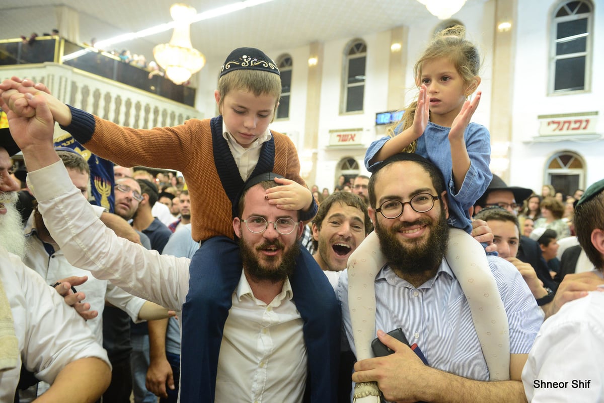 גלריה: הקפות שניות בכפר חב"ד