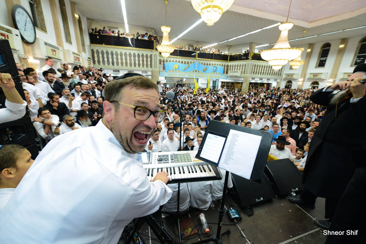 גלריה: הקפות שניות בכפר חב"ד