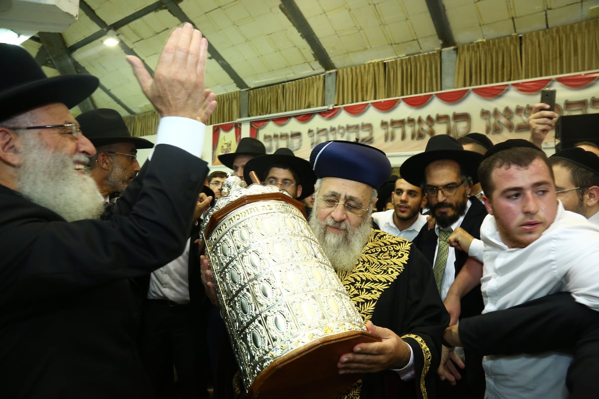 הקפות שניות עם הגאון רבי ראובן אלבז. צפו