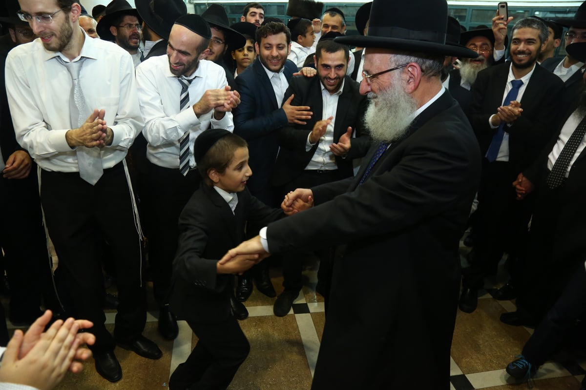 הקפות שניות עם הגאון רבי ראובן אלבז. צפו