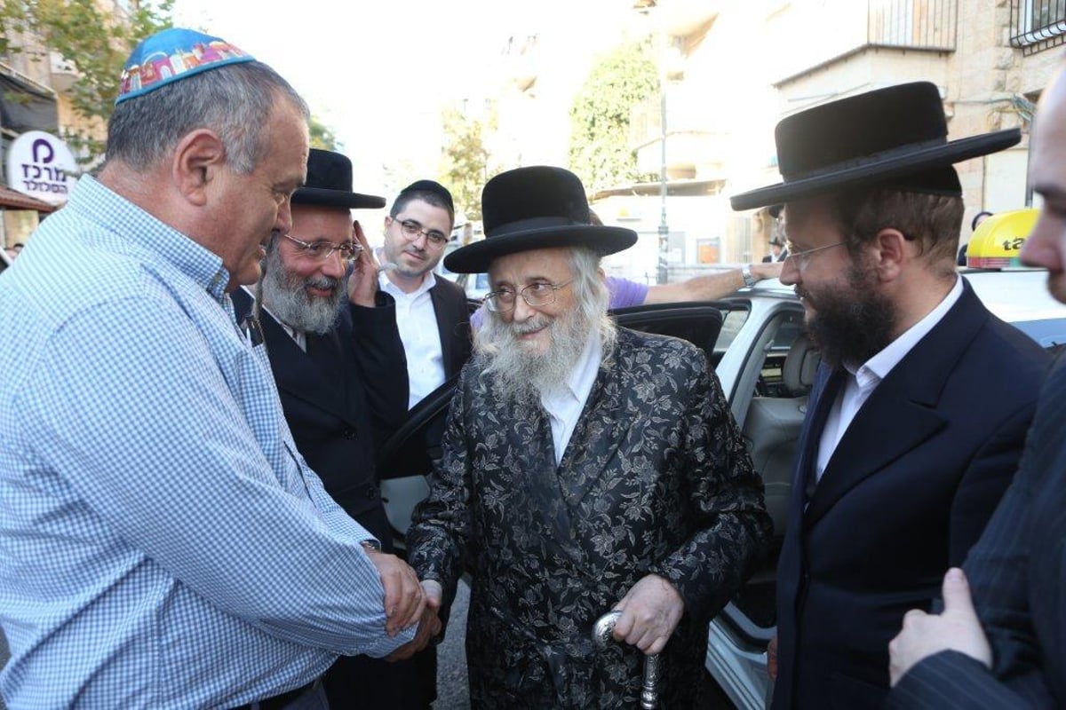 גאב"ד 'העדה' התכבד לקבוע מזוזות במרפאת הילדים החדשה של מאוחדת