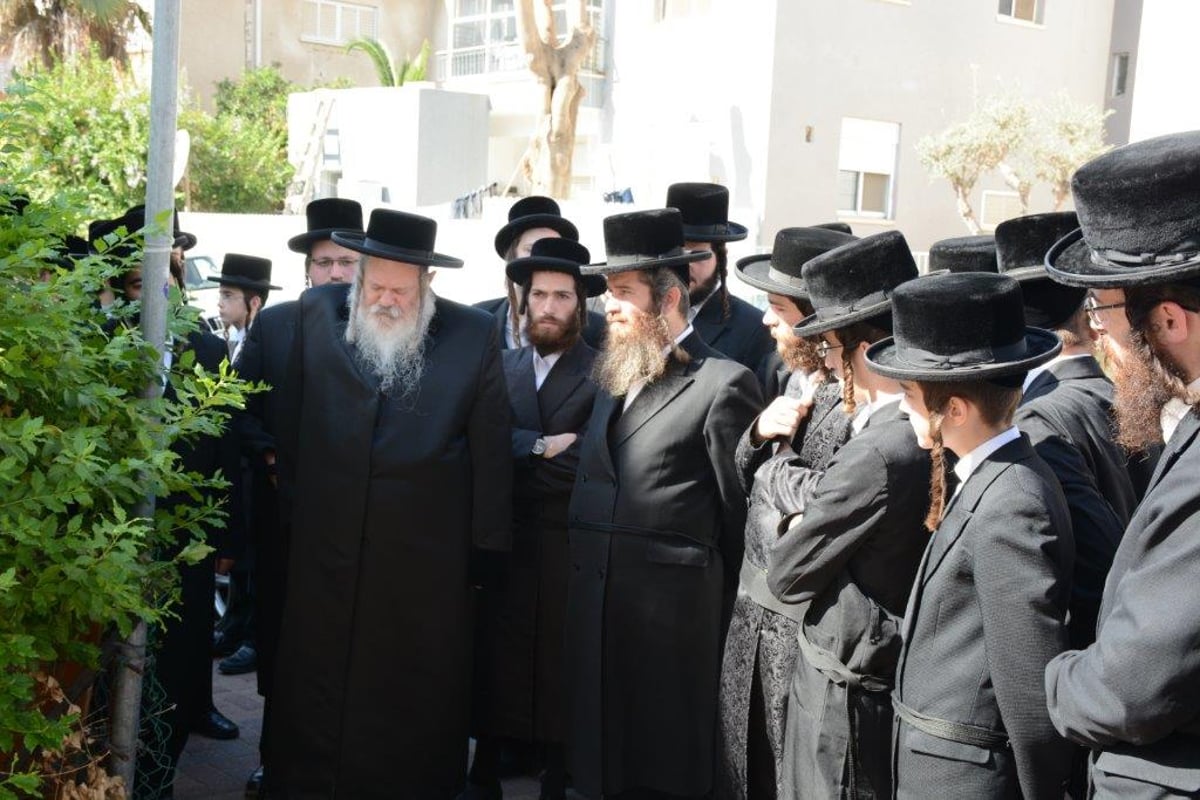 צפו: האדמו"רים נפרדו בדמעות מהרבנית מראחוב