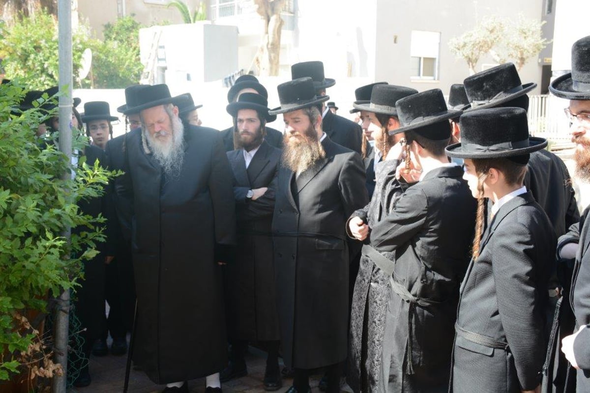 צפו: האדמו"רים נפרדו בדמעות מהרבנית מראחוב